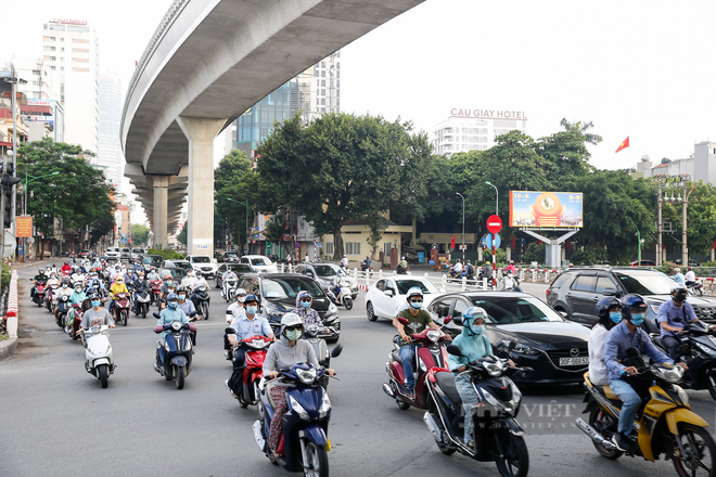 Hà Nội: Người dân cứ ra đường đông, không biết lúc nào mới cắt đứt được nguồn lây - Ảnh 1.