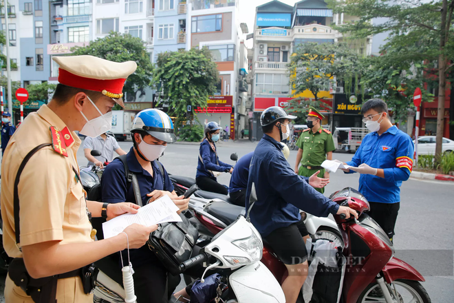 Hà Nội: Người dân cứ ra đường đông, không biết lúc nào mới cắt đứt được nguồn lây - Ảnh 2.