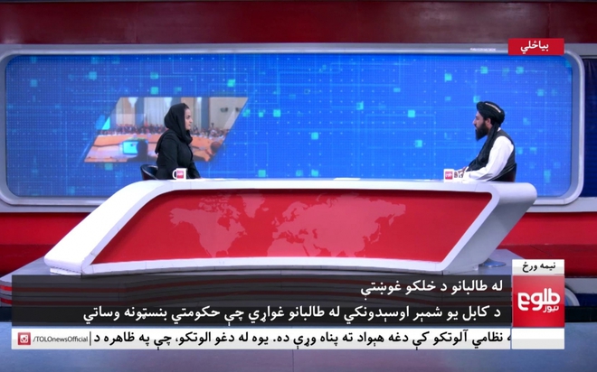 Taliban chiếm đài truyền hình hàng đầu Afghanistan, tịch thu vũ khí rồi lên sóng - Ảnh 1.