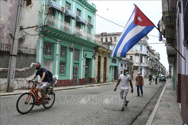 Kiên cường chất thép Cuba trong cuộc chiến chống COVID-19 - Ảnh 1.