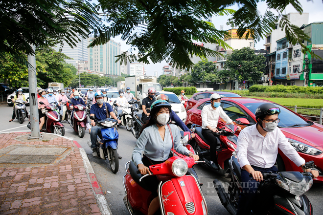 Hà Nội: Người dân cứ ra đường đông, không biết lúc nào mới cắt đứt được nguồn lây - Ảnh 3.