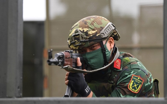 Vận động viên Đội tuyển "Xạ thủ chiến thuật" Việt Nam luyện tập bài bắn. Ảnh: PHÚ SƠN