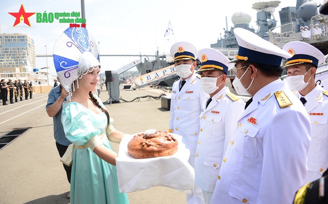 Các bạn Nga chào đón Đoàn công tác HQND Việt Nam và Biên đội tàu 015, 016 bằng bánh mì đen và muối.