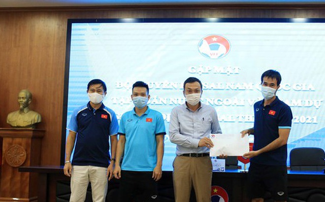 Phó Chủ tịch thường trực VFF Trần Quốc Tuấn đến gặp gỡ, động viên đội tuyển futsal Việt Nam