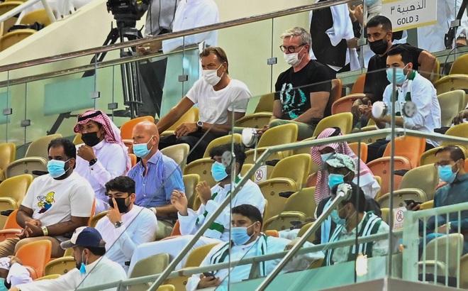 HLV Herve Renard và các cộng sự đến dự khán các trận đấu ở giải VĐQG Saudi Arabia. (Ảnh: LĐBĐ Saudi Arabia).