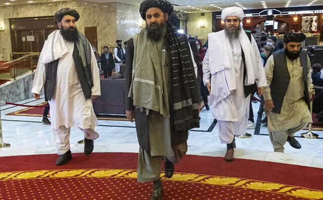 Abdul Ghani Baradar (giữa) trong phái đoàn Taliban tại Hội nghị hòa bình quốc tế ở Moscow - Nga ngày 18-3-2021. Ảnh: AP