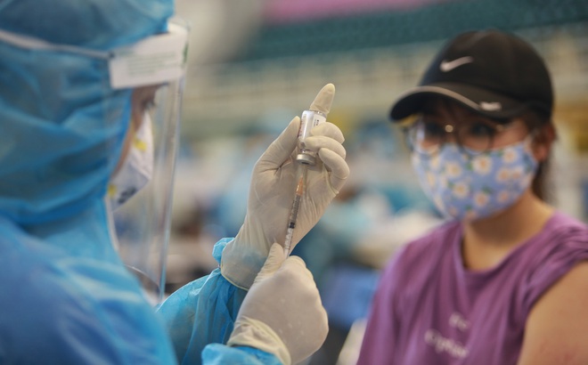Người dân đi tiêm vắc xin tại TP HCM - Ảnh Hải Long.