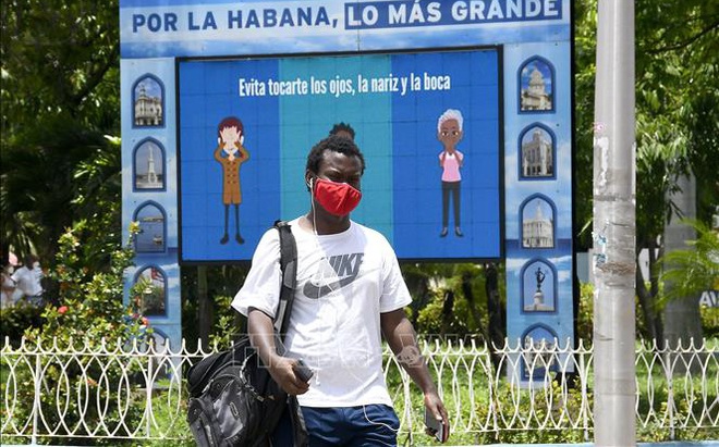 Người dân đeo khẩu trang phòng lây nhiễm COVID-19 tại La Habana, Cuba. Ảnh: THX/TTXVN