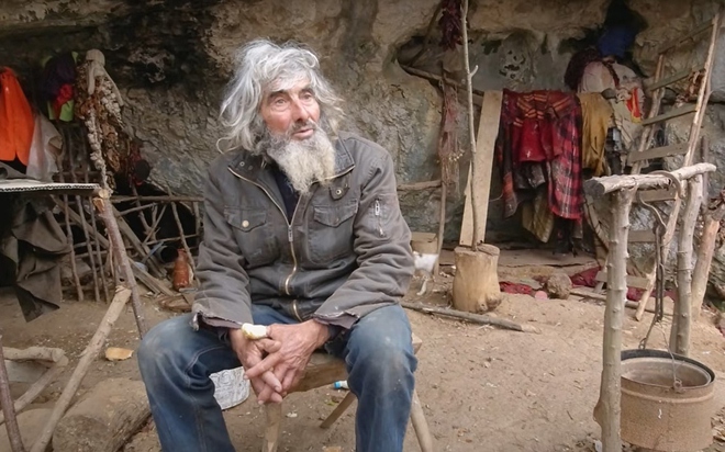Người đàn ông Serbia sống ẩn dật’ trên núi không biết gì về đại dịch - Ảnh 1.