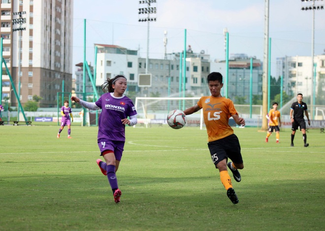 Huỳnh Như ghi bàn, tuyển nữ Việt Nam cầm hoà U15 nam Futsal Thái Sơn Bắc - Ảnh 1.