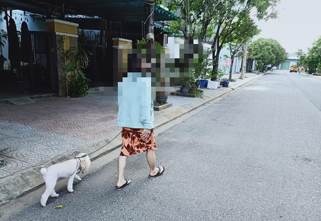 Đà Nẵng: Dắt chó đi dạo khi đang “ai ở đâu thì ở đó, nhiều người bị đề xuất xử phạt - Ảnh 2.