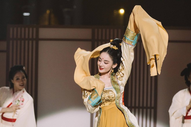 Cổ Lực Na Trát gây bão Weibo với màn múa thay trang phục trong 1 giây: Mặt kinh diễm như tranh, khí chất tiên tử mê hồn - Ảnh 12.