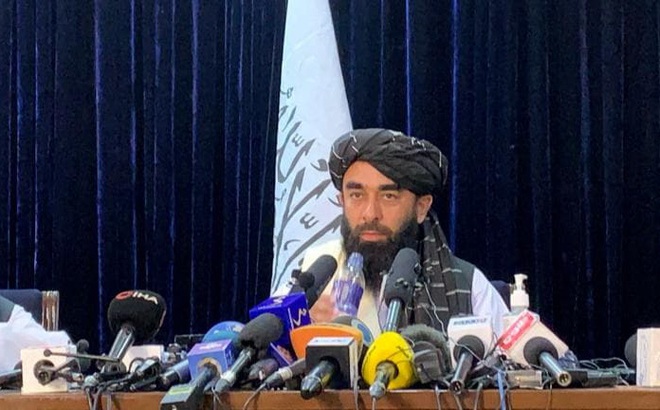 Người phát ngôn Taliban Zabihullah Mujahid tại buổi họp báo đầu tiên sau khi phong trào này giành quyền kiểm soát Afghanistan ngày 17/8 tại Kabul. Ảnh: India Today