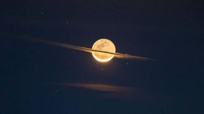 Lần hiếm hoi chụp được khoảnh khắc Mặt Trăng giống hệt Sao Thổ - Ảnh 1.