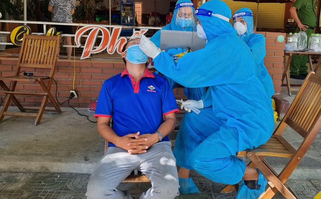 Nhân viên y tế lấy mẫu xét nghiệm Covid-19 cho người dân ở Đà Nẵng