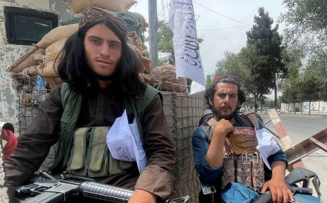 Các thành viên của lực lượng Taliban tại một trạm kiểm soát ở Kabul, Afghanistan ngày 17/8. Ảnh: Reuters
