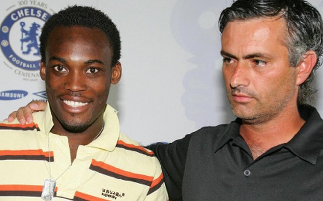 Essien chụp ảnh cùng HLV Mourinho trong ngày ra mắt Chelsea. (Ảnh: Premier League).