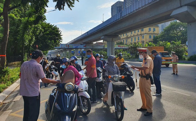 Một tổ kiểm soát liên ngành làm nhiệm vụ.