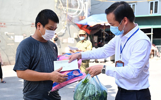 Hà Nội hỗ trợ cho người dân bị ảnh hưởng do dịch Covid-19. Ảnh Hoàng Phương.