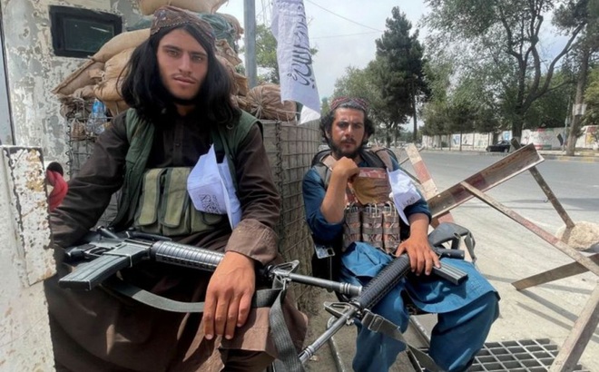 Các thành viên của lực lượng Taliban tại một trạm kiểm soát ở Kabul, Afghanistan ngày 17/8. Ảnh: Reuters