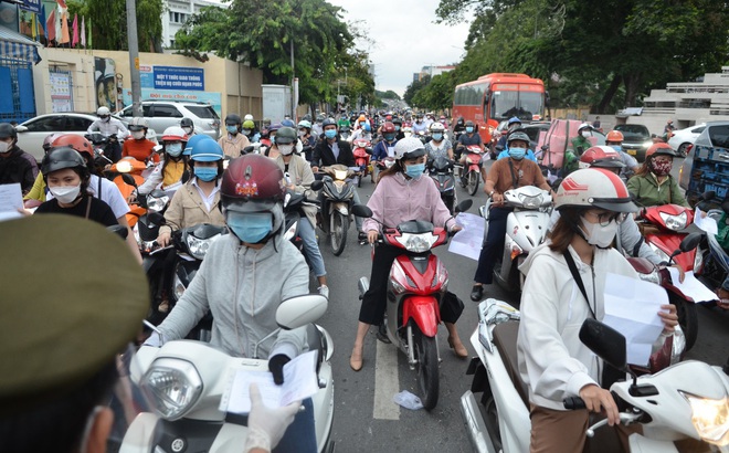 Người dân đi qua chốt kiểm soát dịch ở TP HCM thời gian giãn cách xã hội (Ảnh minh hoạ: Huy Hậu)