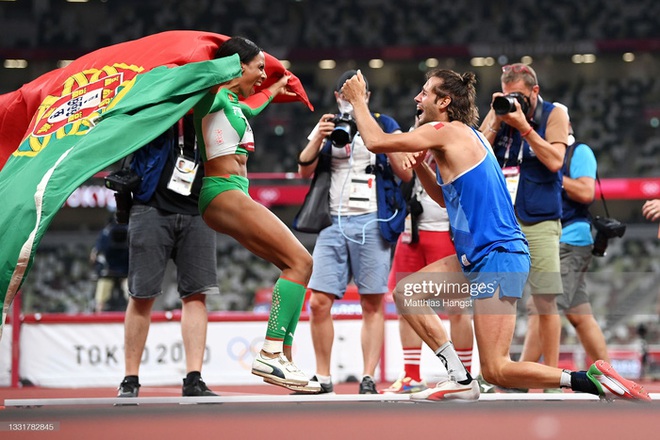 Lãng tử Italy vô địch nhảy cao Olympic Tokyo cùng linh vật đặc biệt - biểu tượng của sự vươn lên từ tro tàn - Ảnh 12.
