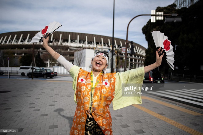 Siêu fan Nhật Bản 30 năm dự không sót kỳ Olympic nào, quyết tâm biến nhà thành nhà thi đấu - Ảnh 3.