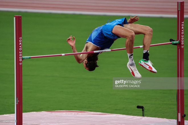 Lãng tử Italy vô địch nhảy cao Olympic Tokyo cùng linh vật đặc biệt - biểu tượng của sự vươn lên từ tro tàn - Ảnh 7.