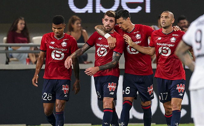 Cầu thủ Lille ăn mừng bàn thắng của Xeka (thứ hai từ trái qua phải)