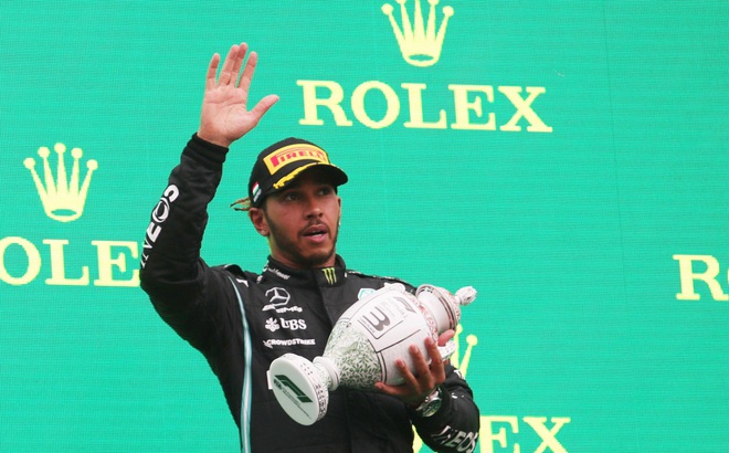 Hamilton trên bục nhận giải thưởng ở chặng đua Hungary ngày 1/8. (Ảnh: Reuters).