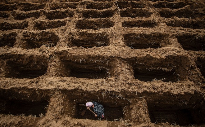 Một phu mộ đang đào huyệt tại một nghĩa trang ở Tây Java, Indonesia. Ảnh: AFP