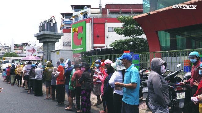 TP.HCM: Người dân xếp hàng dài mua đồ sau quyết định ai ở đâu ở yên đó từ 0h ngày 23/8 - Ảnh 8.