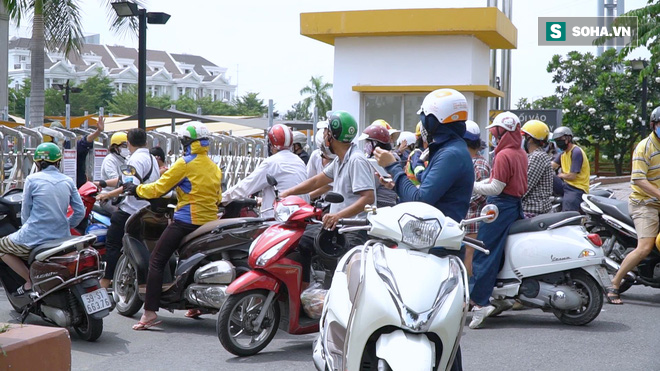 TP.HCM: Người dân xếp hàng dài mua đồ sau quyết định ai ở đâu ở yên đó từ 0h ngày 23/8 - Ảnh 4.