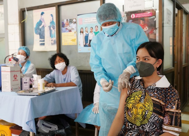 Được Mỹ, TQ tài trợ vaccine, nước châu Á  tiêm gấp cho người bán dâm; Singapore phạt tù người nước ngoài không đeo khẩu trang - Ảnh 1.