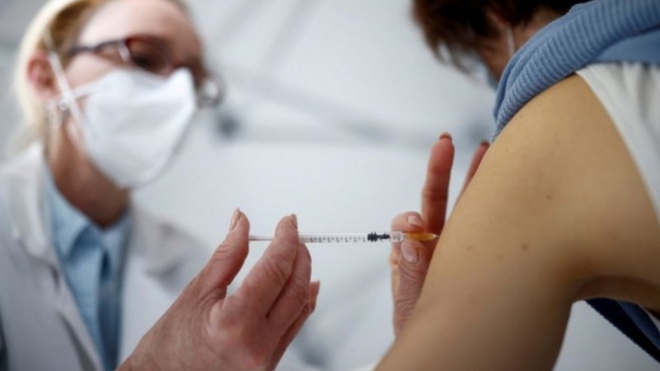 Mỹ chuẩn bị tiêm vắc xin mũi 3 nhắc lại, Chuyên gia WHO chỉ trích: Người thừa áo phao, người chết đuối - Ảnh 1.