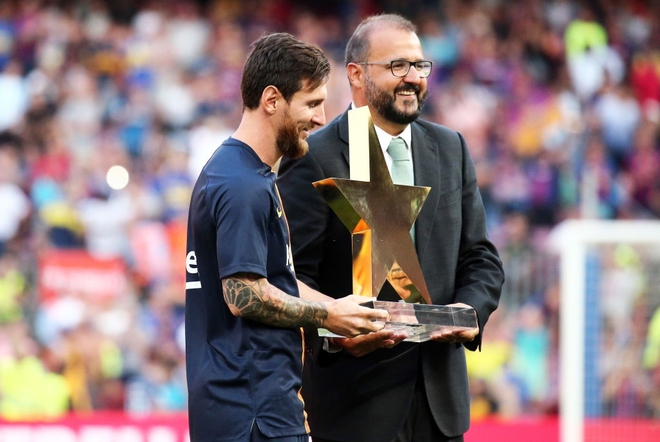 Messi để quên danh hiệu cá nhân ở phòng thay đồ Barca - Ảnh 1.