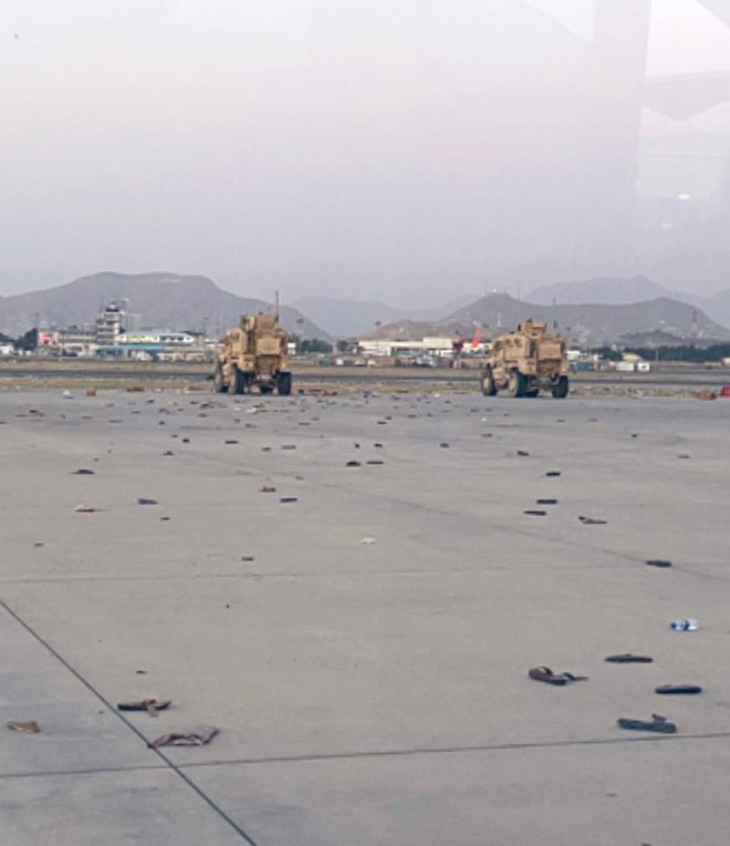 Bức ảnh sân bay Kabul vương vãi dép gây ám ảnh - Ảnh 1.