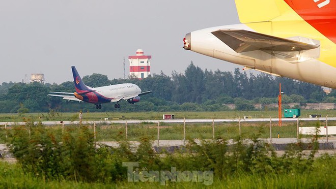 Máy bay ngủ la liệt trên sân bay Nội Bài do ảnh hưởng của đại dịch COVID-19 - Ảnh 12.