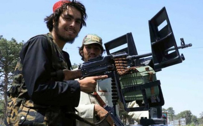 Thành viên Taliban canh gác bên ngoài thành phố Herat, Afghanistan vào ngày 13/8. Ảnh: AFP.
