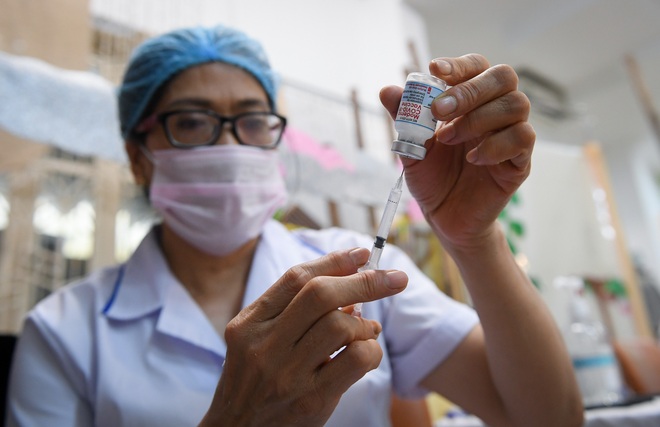 Chuyên gia chỉ ra nhóm người mắc COVID-19 dễ chuyển nặng và có tỉ lệ tử vong cao ở Việt Nam: Cần ưu tiên vắc xin để giảm tải y tế - Ảnh 3.