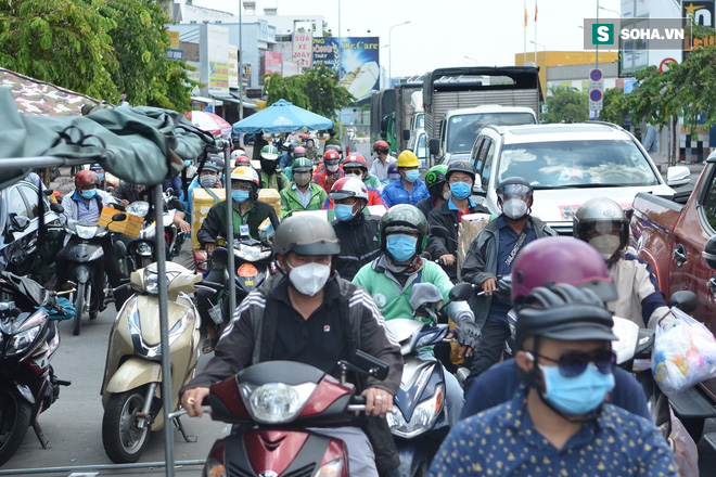 TP.HCM: Đường phố đông đúc, người dân xếp hàng từ 6h sáng để chờ mua thực phẩm - Ảnh 8.