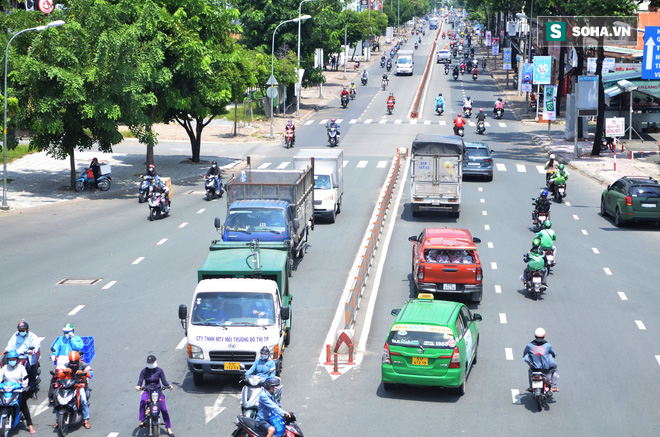 TP.HCM: Đường phố đông đúc, người dân xếp hàng từ 6h sáng để chờ mua thực phẩm - Ảnh 2.