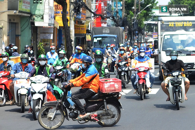 TP.HCM: Đường phố đông đúc, người dân xếp hàng từ 6h sáng để chờ mua thực phẩm - Ảnh 3.