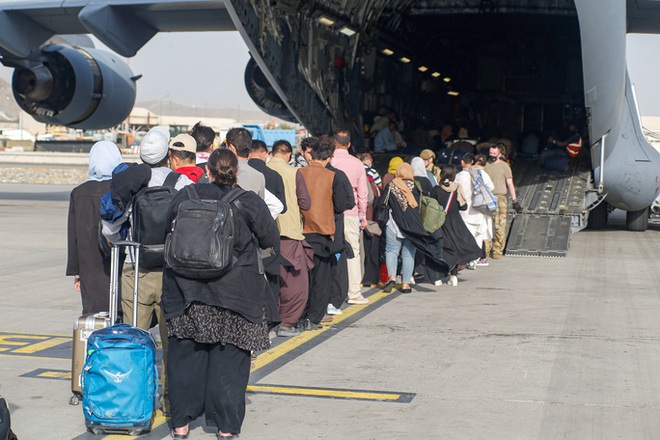 Afghanistan: Chuyến sơ tán giông bão của trực thăng Mỹ ở Kabul - Ảnh 3.