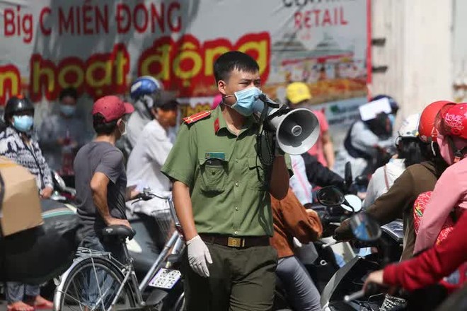 Siêu thị, cửa hàng tiện lợi, nhà thuốc ở TP HCM đông nghịt người từ sáng đến trưa 21/8 - Ảnh 5.