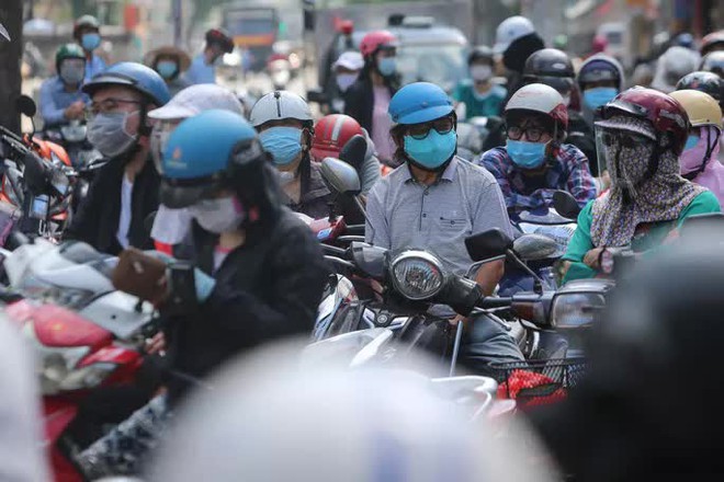 Siêu thị, cửa hàng tiện lợi, nhà thuốc ở TP HCM đông nghịt người từ sáng đến trưa 21/8 - Ảnh 6.