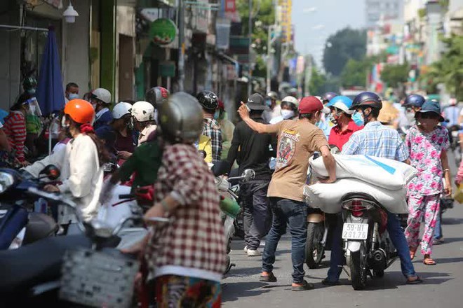 Siêu thị, cửa hàng tiện lợi, nhà thuốc ở TP HCM đông nghịt người từ sáng đến trưa 21/8 - Ảnh 9.