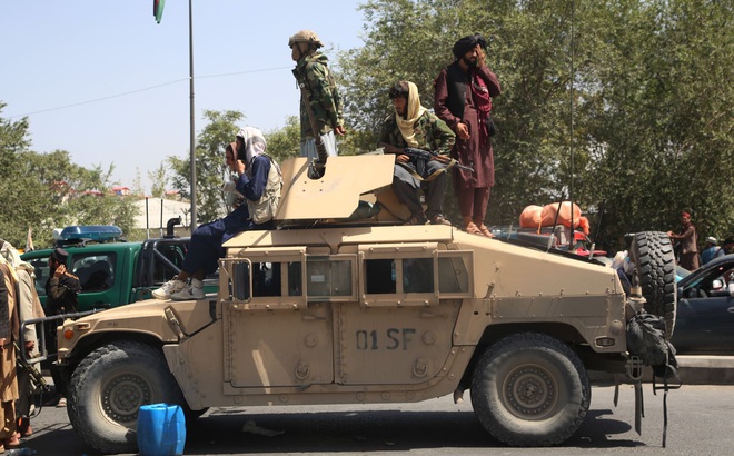 Lực lượng Taliban tuần tra trên đường phố Kabul, Afghanistan, ngày 16/8/2021. Ảnh: THX/TTXVN