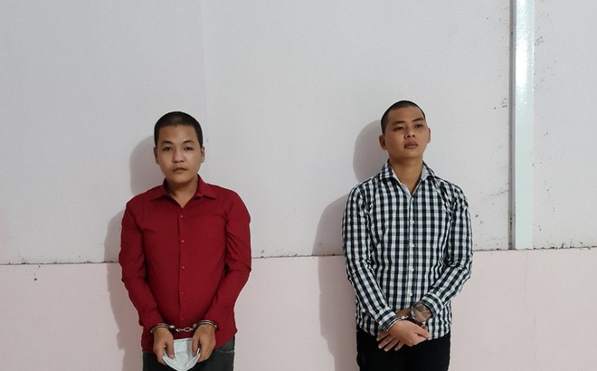 Đối tượng Nguyễn Thanh Châu (áo đỏ) và Nguyễn Hoàng Vũ bị lực lượng công an bắt giữ
