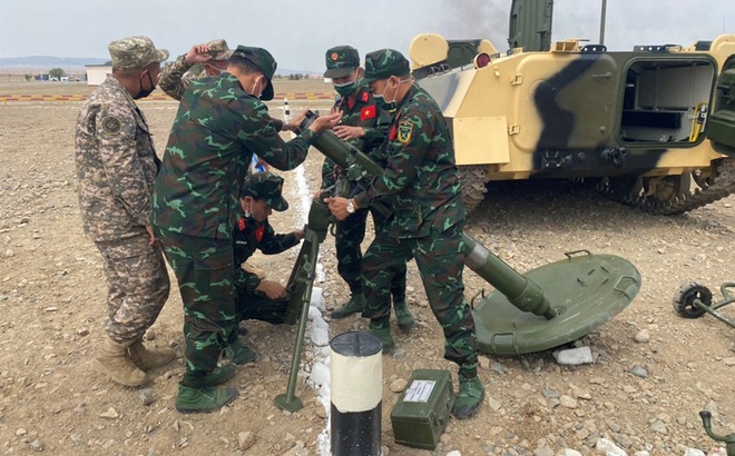 Đội tuyển Pháo binh QĐND Việt Nam thao tác với súng cối 120mm 2B11. Ảnh: NGUYỄN HỮU TÙNG